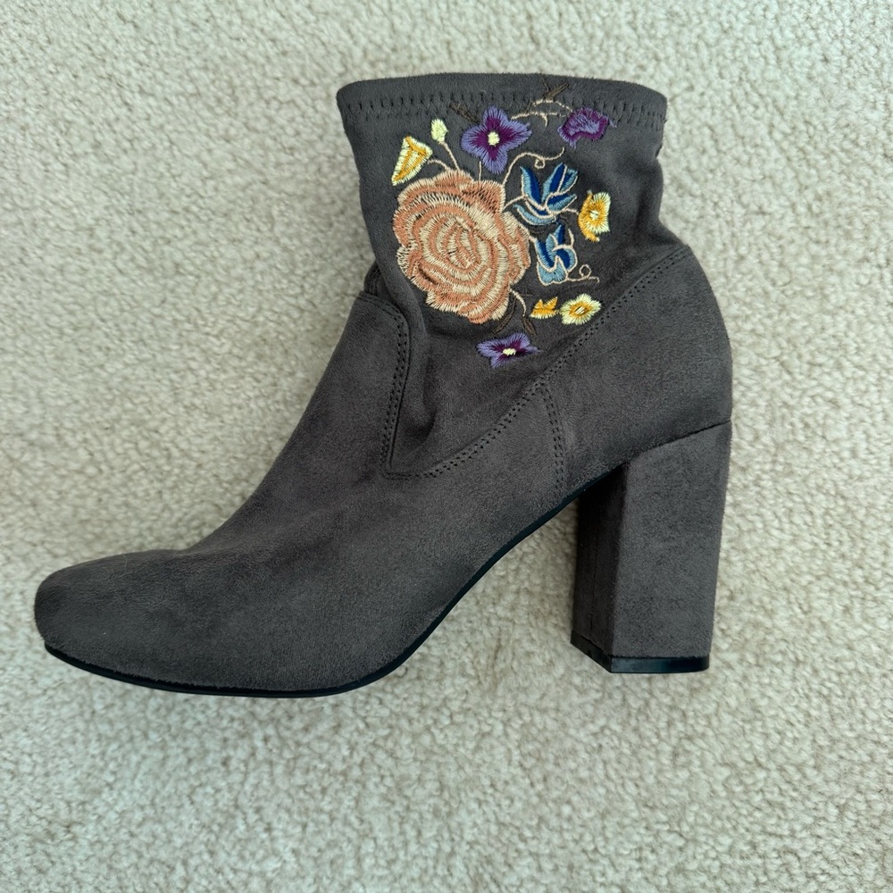 Carlos Santana "Reva" Floral Embroidered Ankle Boots Boho Faux Suede Size 7.5 - Picture 4 of 9
